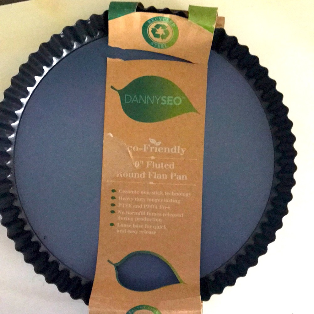 Dannyseo round fluted flan pan. NWOT